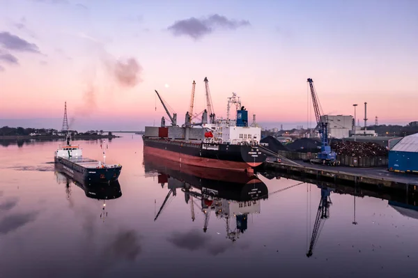 Derry Londonderry, United Kingdom- December 17 2021 : Cargo ship arriving in Northern Ireland — Stock Photo, Image