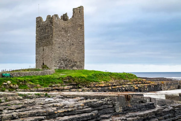 Castelo de Rossle no cais de Easky no Condado de Sligo - República da Irlanda. — Fotografia de Stock