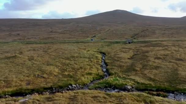 Létání nad R254 vedle národního parku Glenveagh - County Donegal, Irsko. — Stock video