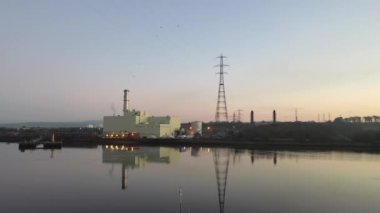 Kuzey İrlanda, Derry yakınlarındaki Foyle Nehri 'nin kıyısında enerji üreten elektrik santrali.