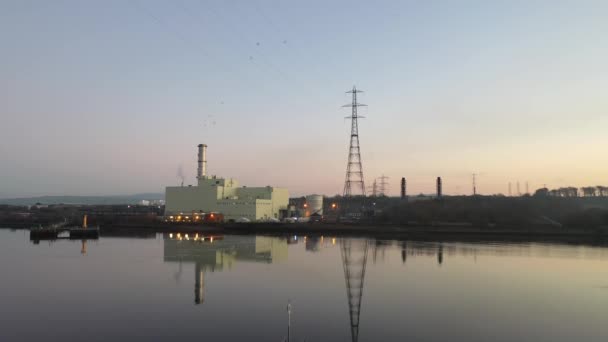Elektrownia produkująca energię na brzegach rzeki Foyle niedaleko Derry w Irlandii Północnej — Wideo stockowe
