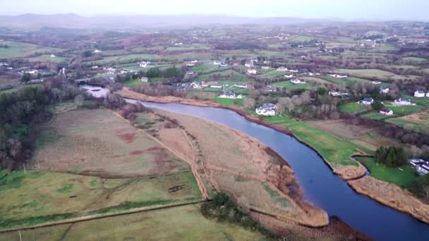 Vista aérea de la aldea Inver en el Condado de Donegal - Irlanda. — Vídeo de stock
