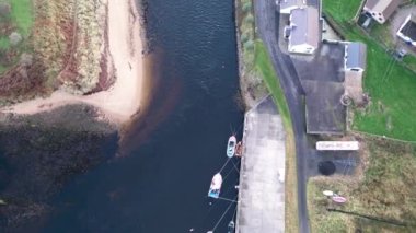 Donegal ilçesindeki Inver köyünün havadan görünüşü - İrlanda.