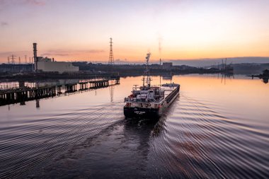 Derry Londonderry, Birleşik Krallık - 17 Aralık 2021 Kuzey İrlanda 'ya gelen kargo gemisi