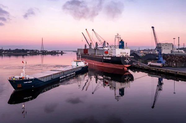 Derry Londonderry, United Kingdom- December 17 2021 : Cargo ship arriving in Northern Ireland — Stock Photo, Image