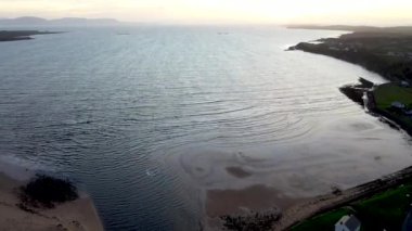 Donegal ilçesindeki Inver köyünün havadan görünüşü - İrlanda.