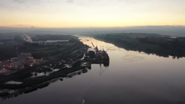 Kuzey İrlanda, Derry yakınlarındaki Culmore Point 'e doğru uçuyor.