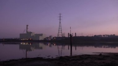 Kuzey İrlanda, Derry yakınlarındaki Foyle Nehri 'nin kıyısında enerji üreten elektrik santrali.