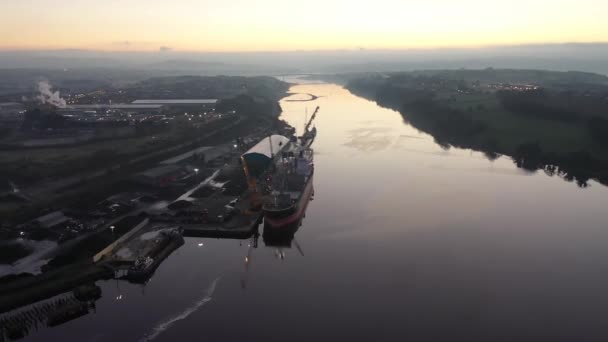 Derry Londonderry, Verenigd Koninkrijk- 17 december 2021: Vrachtschip wordt geladen in de haven van Noord-Ierland — Stockvideo