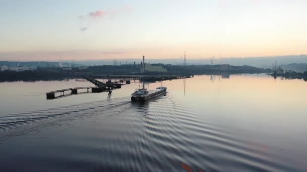Derry Londonderry, Egyesült Királyság - december 17 2021: Észak-Írországba érkező teherhajó — Stock videók