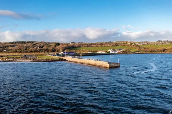 Coastal road and pier next to the Atlantic in Mountcharles in County Donegal - Ireland. — Stock Photo, Image