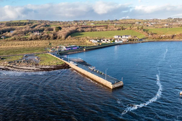 Kustväg och brygga bredvid Atlanten i Mountcharles i grevskapet Donegal - Irland. — Stockfoto