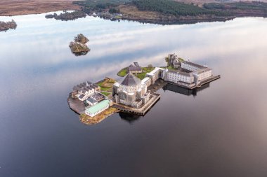 Kuzey İrlanda, Derry yakınlarındaki Foyle Nehri 'nin kıyısında enerji üreten elektrik santrali.