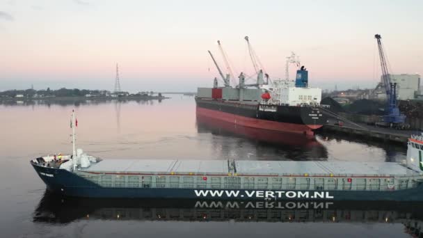 Derry Londonderry, Verenigd Koninkrijk- 17 december 2021: Vrachtschip wordt geladen in de haven van Noord-Ierland — Stockvideo