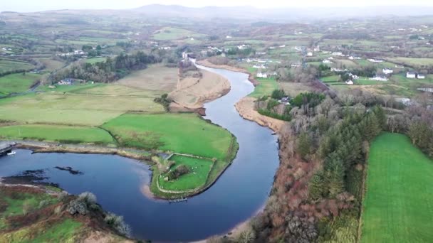 มุมมองทางอากาศของหมู่บ้าน Inver ในเขต Donegal ไอร์แลนด์ . — วีดีโอสต็อก