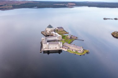 Kuzey İrlanda, Derry yakınlarındaki Foyle Nehri 'nin kıyısında enerji üreten elektrik santrali.