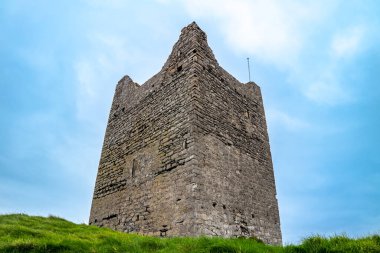 Easky Rıhtımı 'ndaki Rossle Kalesi, Sligo İlçesi - İrlanda Cumhuriyeti.