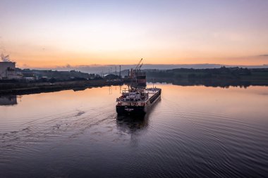 Derry Londonderry, Birleşik Krallık - 17 Aralık 2021 Kuzey İrlanda 'ya gelen kargo gemisi