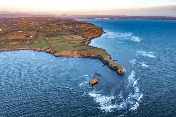 La hermosa costa en el nido de águilas en Mountcharles en el Condado de Donegal - Irlanda. — Foto de Stock
