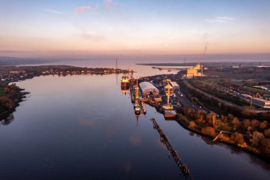 Derry Londonderry, Birleşik Krallık - 17 Aralık 2021 Kuzey İrlanda limanında yük gemisi