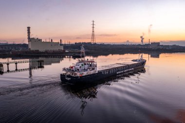 Derry Londonderry, Birleşik Krallık - 17 Aralık 2021 Kuzey İrlanda 'ya gelen kargo gemisi