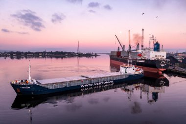 Derry Londonderry, Birleşik Krallık - 17 Aralık 2021 Kuzey İrlanda 'ya gelen kargo gemisi