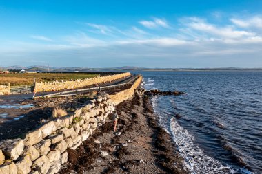 Atlantik kıyısındaki kıyı yolu Mountcharles, County Donegal - İrlanda.