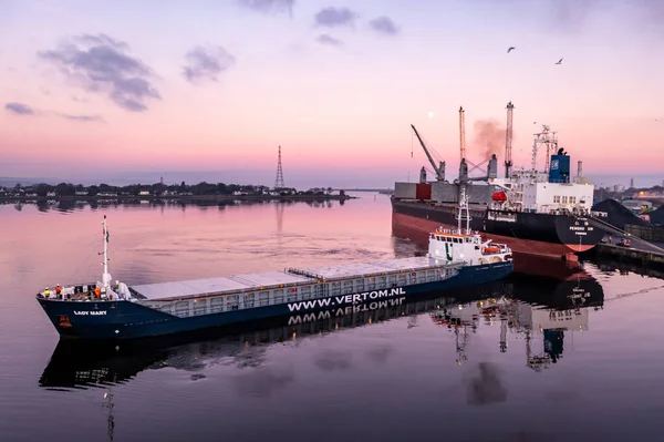 Derry Londonderry, Birleşik Krallık - 17 Aralık 2021 Kuzey İrlanda 'ya gelen kargo gemisi