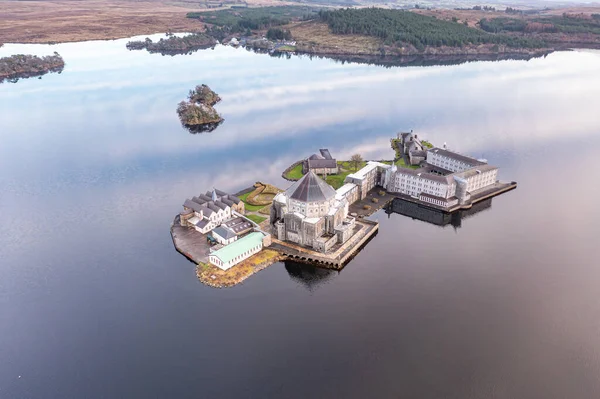 Kuzey İrlanda, Derry yakınlarındaki Foyle Nehri 'nin kıyısında enerji üreten elektrik santrali.