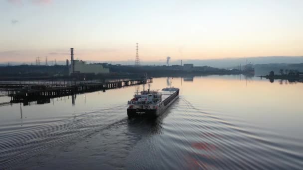 Derry Londonderry, United Kingdom- 17 грудня 2021: Вантажний корабель прибуває до Північної Ірландії — стокове відео