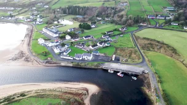 Vista aérea de la aldea Inver en el Condado de Donegal - Irlanda. — Vídeos de Stock