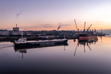 Derry Londonderry, Birleşik Krallık - 17 Aralık 2021 Kuzey İrlanda 'ya gelen kargo gemisi