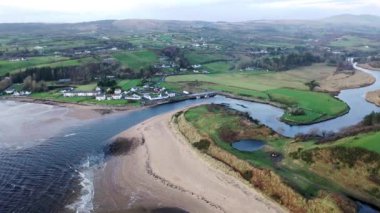 Donegal ilçesindeki Inver köyünün havadan görünüşü - İrlanda.
