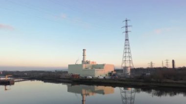 Kuzey İrlanda, Derry yakınlarındaki Foyle Nehri 'nin kıyısında enerji üreten elektrik santrali.