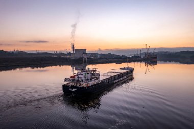 Derry Londonderry, Birleşik Krallık - 17 Aralık 2021 Kuzey İrlanda 'ya gelen kargo gemisi