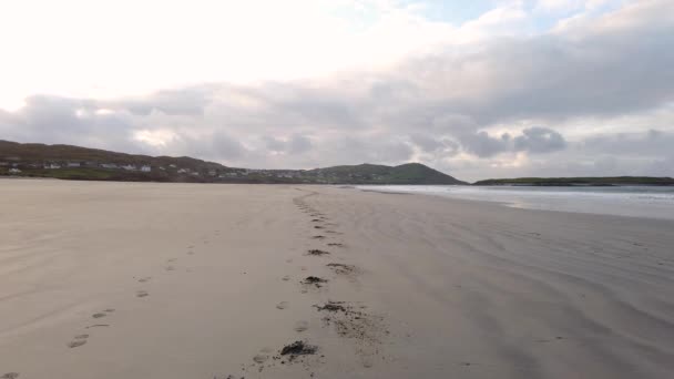 Footprints at Narin Strand by Portnoo, County Donegal in Ireland. — 图库视频影像