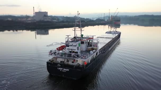 Derry Londonderry, United Kingdom- December 17 2021 : Cargo ship arriving in Northern Ireland — 图库视频影像