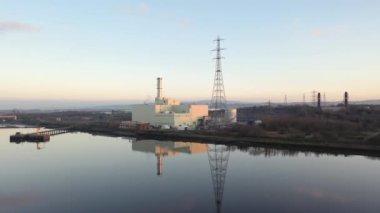 Kuzey İrlanda, Derry yakınlarındaki Foyle Nehri 'nin kıyısında enerji üreten elektrik santrali.