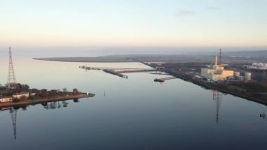 Kuzey İrlanda, Derry yakınlarındaki Foyle Nehri 'nin kıyısında enerji üreten elektrik santrali.