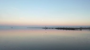 Kuzey İrlanda, Derry yakınlarındaki Foyle Nehri 'nin kıyısındaki elektrik santralindeki iskele.