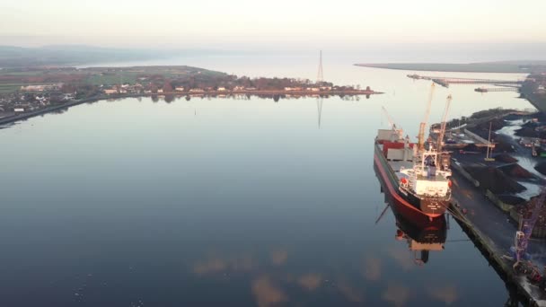 Derry Londonderry, Verenigd Koninkrijk- 17 december 2021: Vrachtschip wordt geladen in de haven van Noord-Ierland — Stockvideo