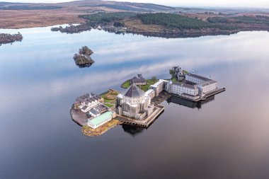 Kuzey İrlanda, Derry yakınlarındaki Foyle Nehri 'nin kıyısında enerji üreten elektrik santrali.