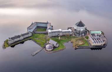 Kuzey İrlanda, Derry yakınlarındaki Foyle Nehri 'nin kıyısında enerji üreten elektrik santrali.