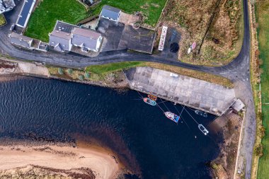 Donegal County 'deki Inver iskelesinin havadan görüntüsü - İrlanda.