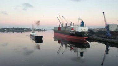 Derry Londonderry, Birleşik Krallık - 17 Aralık 2021 Kuzey İrlanda 'ya gelen kargo gemisi