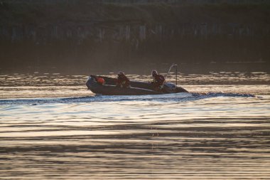 DERRY, LONDONDERRY, UNITED KINGDOM - 19 Aralık 2021: Kuzey İrlanda 'da Foyle nehri üzerinde çalışan personel