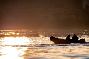 Personel Kuzey İrlanda 'daki Foyle nehri üzerinde çalışıyor.