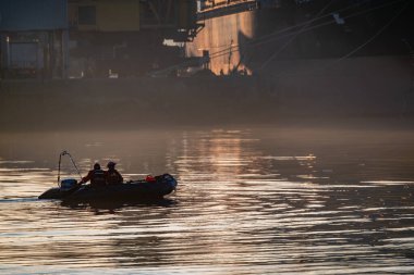 Derry, Londonderry, İngiltere - 19 Aralık 2021: Kuzey İrlanda 'daki Foyle Nehri limanı üzerinde çalışan personel