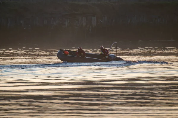 DERRY, LONDONDERRY, UNITED KINGDOM - 19 Aralık 2021: Kuzey İrlanda 'da Foyle nehri üzerinde çalışan personel