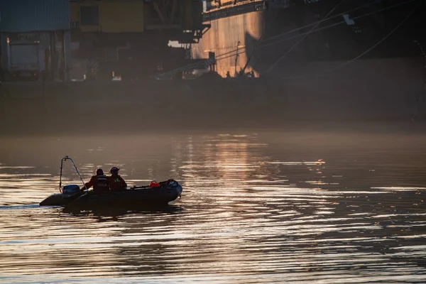 Derry, Londonderry, İngiltere - 19 Aralık 2021: Kuzey İrlanda 'daki Foyle Nehri limanı üzerinde çalışan personel